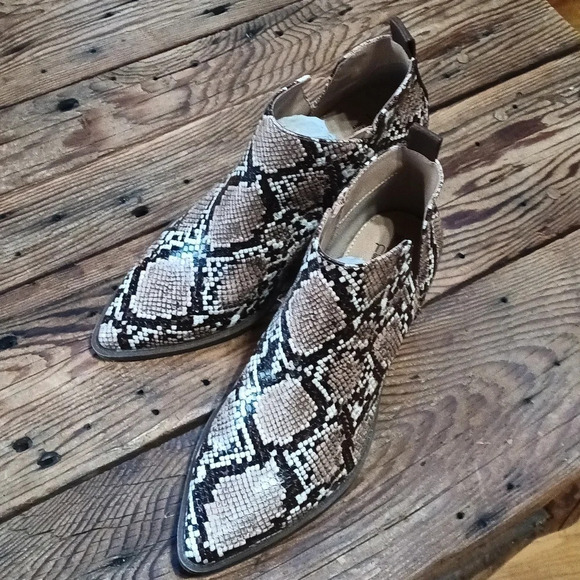 Cowgirlcore snakeskin embossed bootie w/ side cutout size 6 1/2 - Picture 3 of 9